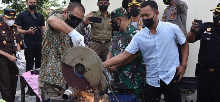 Polres Karanganyar Musnahkan Barang Bukti Miras, Knalpot Brong dan Petasan