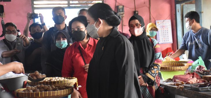 Resmikan Kantor DPC PDIP, Ketua DPR RI Puan Maharani Juga Memantau Harga Sembako Di Pasar Jungke
