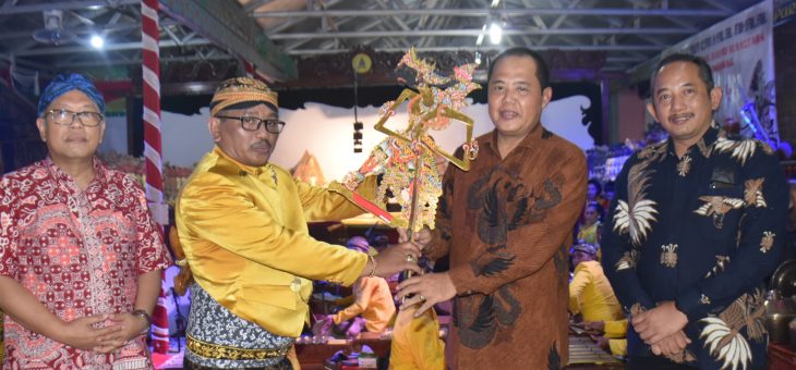 Bupati Karanganyar Hadiri Pergelaran Wayang Kulit Dalam Rangka Halal Bihalal Komunitas Pedagang Bakso Nusantara Korwil Tangerang