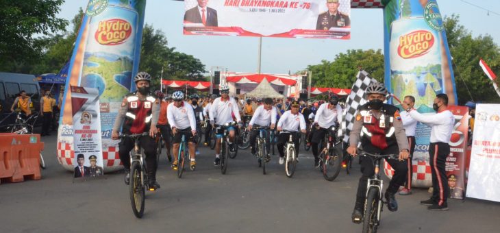 Wakil Bupati Karanganyar Ikuti Fun Bike dan Senam Pada HUT Bhayangkara ke-76, Ribuan Warga Menyatu di Alun Alun Karanganyar