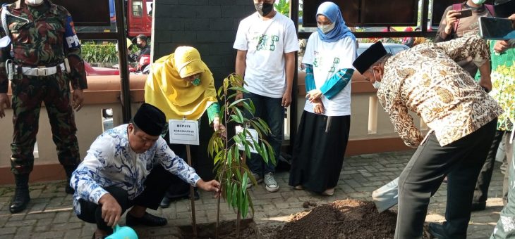 Bagikan 10 Juta Pohon Untuk Revolusi Mental, Menko PMK Muhadjir Effendy Juga Semarakkan Muktamar Muhammadiyah