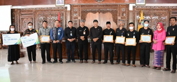 PENYERAHAN SIMBOLIS SANTUNAN JAMSOSTEK KEPADA AHLI WARIS PERANGKAT DESA DAN PENGARAHAN PENCAIRAN  BANTUAN KEUANGAN DESA SE-KABUPATEN KARANGANYAR TAHAP I TAHUN 2022