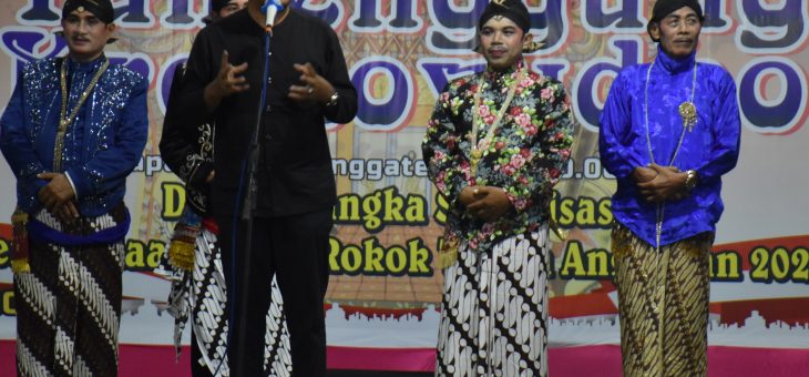 Bupati Karanganyar Beradu Peran Dalam Pentas Ketoprak di Desa Malanggaten