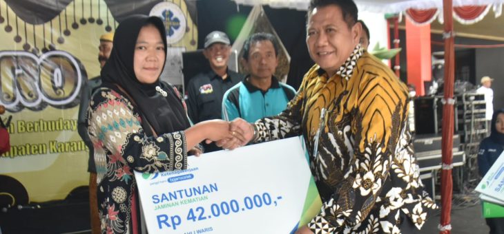 Berikan Santunan, BPJS Ketengakerjaan Ayomi Paguyuban Pedagang dan Andong Juga Komunitas Jeep Tawangmangu