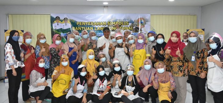 Bupati Karanganyar Serahkan Secara Simbolis BLT