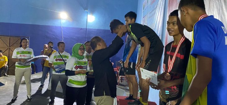 Bupati Karanganyar Hadiri Penutupan Turnamen Bulutangkis di Balai Desa Bolon
