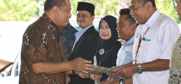 SECARA SIMBOLIS BUPATI KARANGANYAR MENYERAHKAN SPPT PBB P2 TAHUN 2023