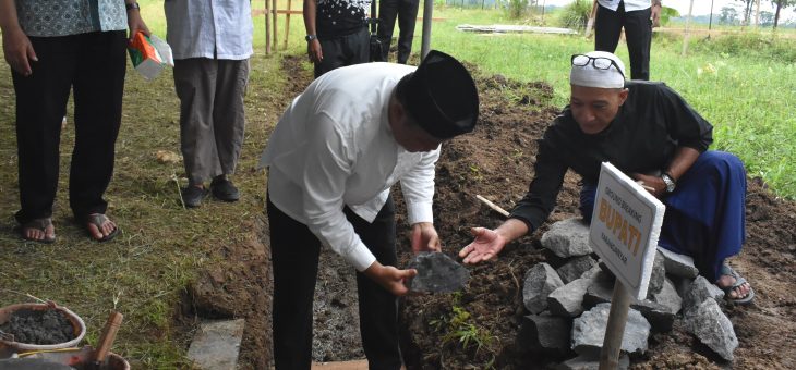 Bupati Karanganyar Letakkan Batu Pertama Pembangunan  Masjid Musafir