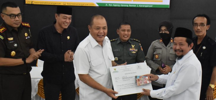 Beri Keteladanan Perihal Zakat, Bupati  Karanganyar Beserta Jajaran Forkompimda Membayarkan Zakat Mal Melalui Baznas Menggunakan Metode QRIS