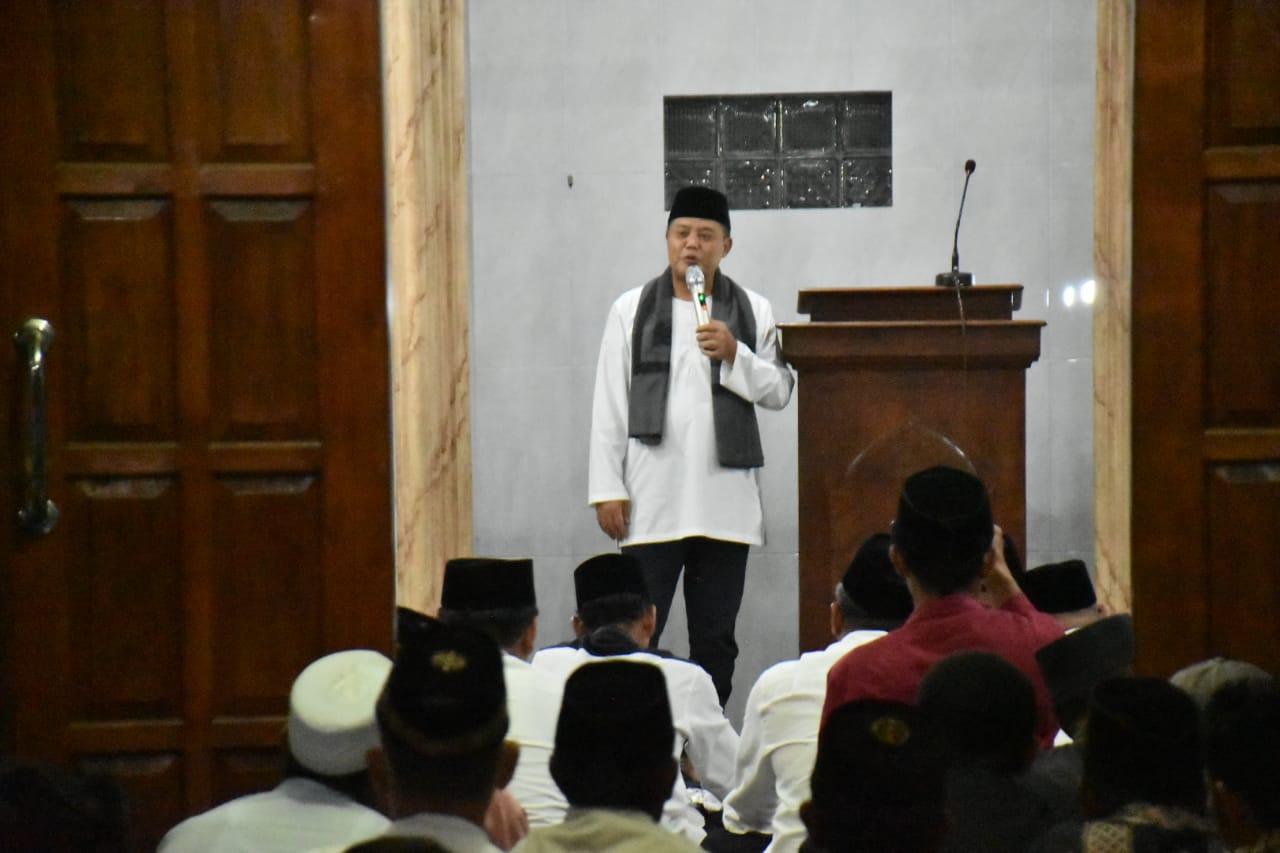 Bupati Karanganyar Drs. H. Juliyatmono, M.M,M.H memberikan Tauziyah pada acara Tarawih Keliling di Masjid Jamil Ibrohim, Tenen, Kemuning, Ngargoyoso, Rabu(12/4)