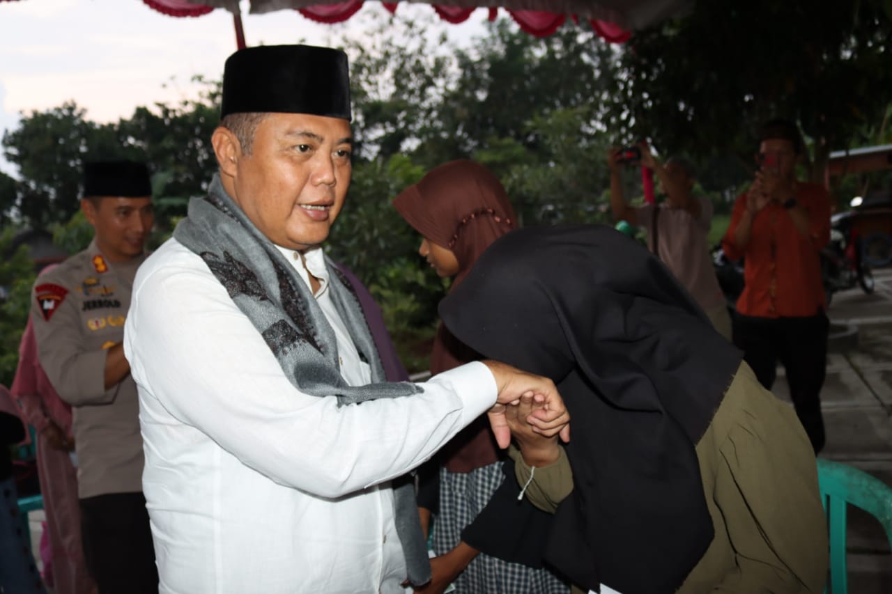 Bupati Karanganyar Drs. Juliyatmono, M.M.,M.H, memberikan santunan kepada anak yatim saat tarling di Masjid Al Barokah Desa Pojok Delingan, Senin (17/04)
