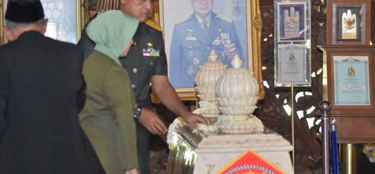Peringati HUT TNI ke 79, KAsdam IV Diponegoro Ziarah Ke Makam Jendral Soeharto