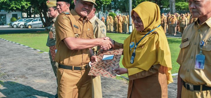 Penyerahan Surat Keputusan Kenaikan Pangkat Aparatur Sipil di Lingkungan Kabupaten Karanganyar