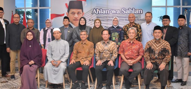 Menteri Lingkungan Hidup Serahkan Bantuan Alat Pemilah Sampah di International School Al-Azhar Karangpandan