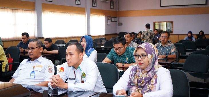 BUPATI ROBER CHRISTANTO IKUTI WEBINAR PENGENDALIAN INFLASI DAN PRODUK HALAL