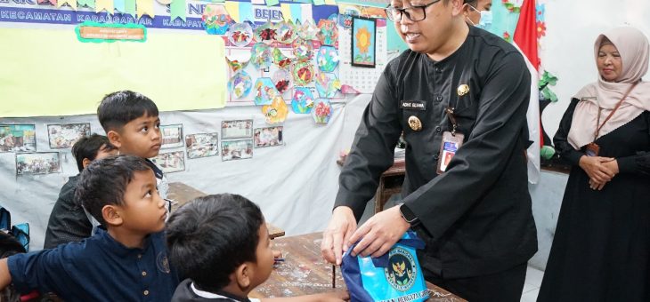 Pembagian Makanan Bergizi untuk Anak Sekolah Selama Ramadhan 1446 H di SDN 04 Bejen