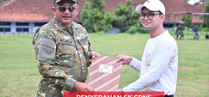 Bupati Karanganyar Serahkan SK CPNS Formasi 2024