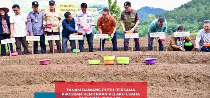 Tanam Bawang Putih Bersama, Wujud Sinergi Pemerintah dan Pelaku Usaha Majukan Petani Lokal