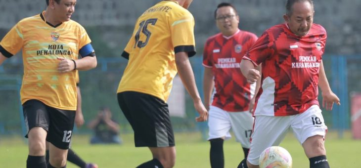 Tim Sepak Bola Pemkab Karanganyar Jamu Pemkot Pekalongan dalam Laga Persahabatan