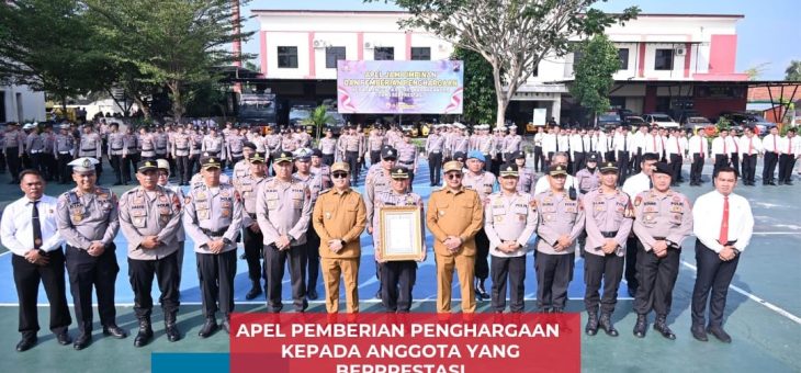 BUPATI KARANGANYAR PIMPIN APEL DAN BERIKAN PENGHARGAAN KEPADA ANGGOTA POLRI BERPRESTASI