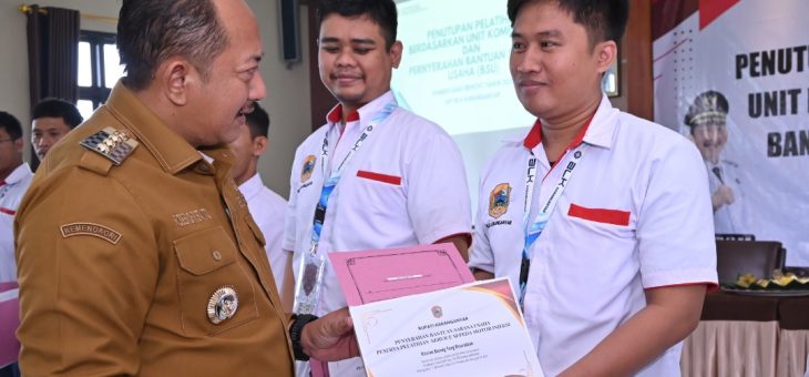 Bupati Karanganyar Resmi Tutup Pelatihan dan Serahkan Bantuan Sarana Usaha DBHCHT 2025