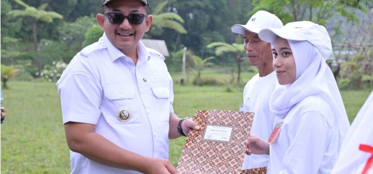 Bupati Karanganyar Serahkan SK dan Teken Perjanjian Kerja 260 PPK Tahap I Formasi 2024