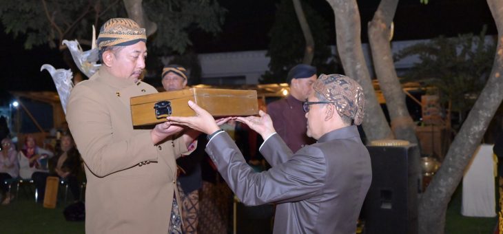 Bupati dan Wakil Bupati Karanganyar Hadiri Jamasan Pusoko Keris Kyai Pamot