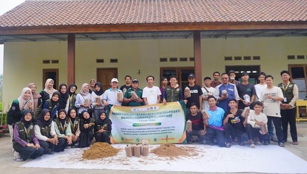 Bangkitkan Ekonomi Desa Mahasiswa UNS Kenalkan Budidaya Jamur dari Sekam Padi
