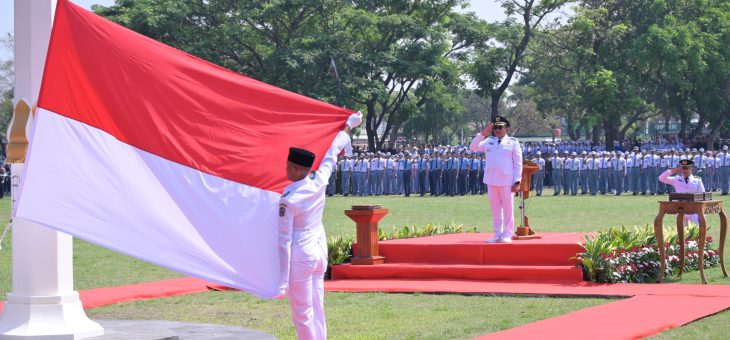 Upacara Pengibaran Bendera Merah Putih dalam rangka HUT ke-80 Kemerdekaan Republik Indonesia di Alun-alun Karanganyar