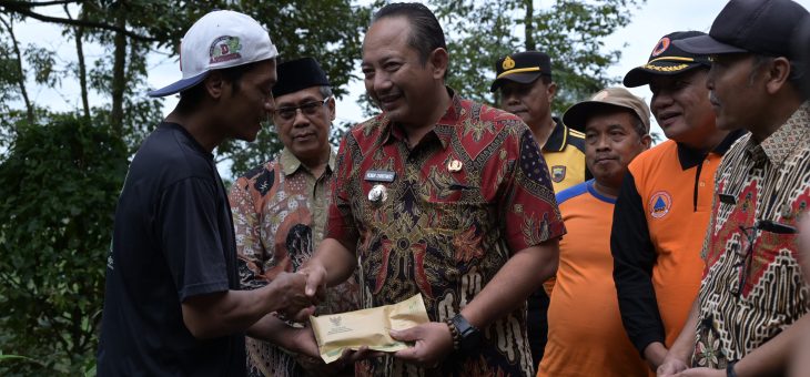 Pemkab Karanganyar Bersama Baznas dan PUDAM Tirta Lawu Salurkan Bantuan untuk Korban Longsor di Matesih