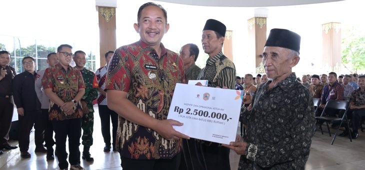Pemkab Karanganyar Serahkan Insentif dan Operasional kepada Ketua RT dan RW