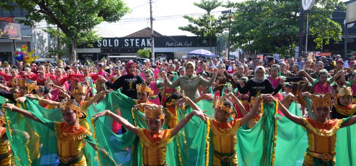 Ratusan Siswa Meriahkan Pentas Seni Hari Tari Sedunia di CFD Karanganyar